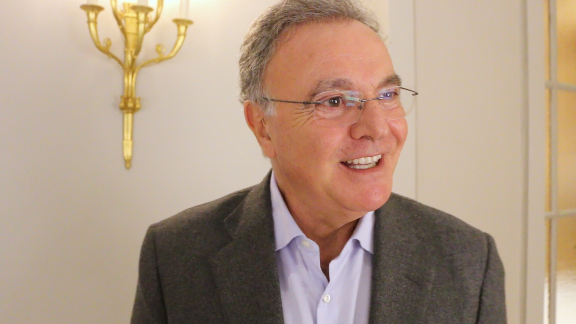 Alain Afflelou : « On essaie de sortir des solutions pour ne pas mourir asphyxié »